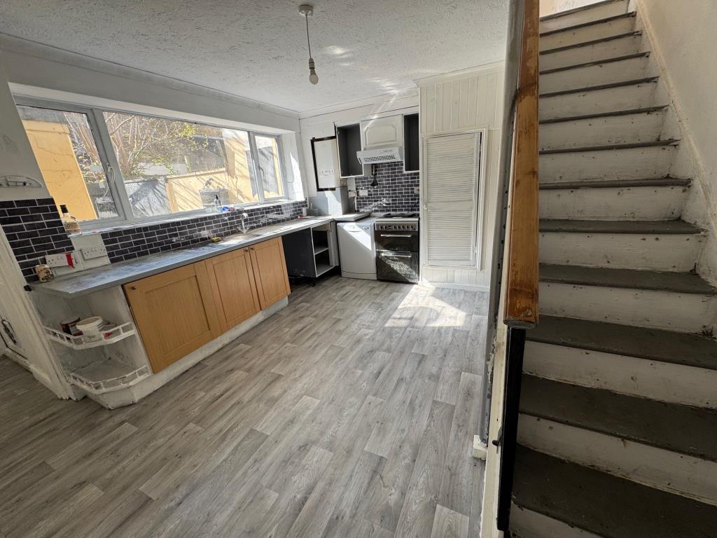 Lot: 89 - FREEHOLD PROPERTY DIVIDED INTO TWO TWO-BEDROOM MAISONETTES - Lower Maiosnette - Kitchen-dining room
